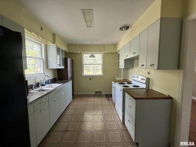 570 S MAIN Street, Roseville, IL 61473