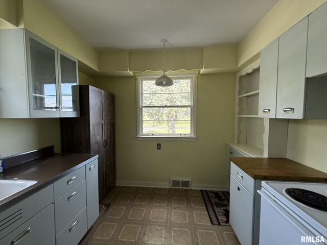 570 S MAIN Street, Roseville, IL 61473