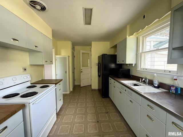 570 S MAIN Street, Roseville, IL 61473