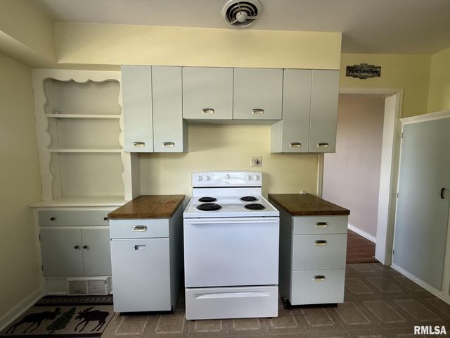 570 S MAIN Street, Roseville, IL 61473