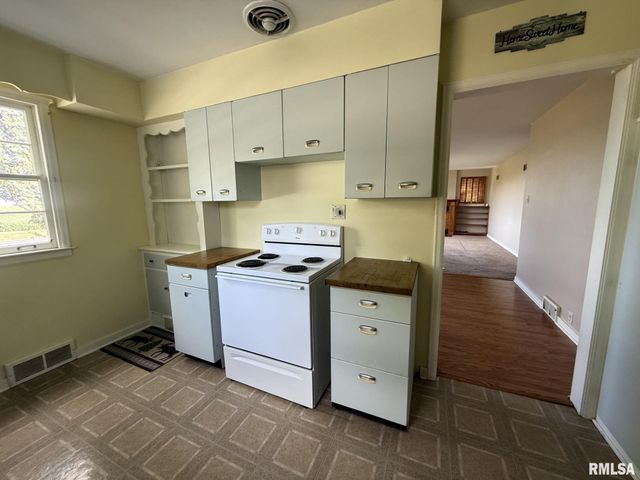 570 S MAIN Street, Roseville, IL 61473