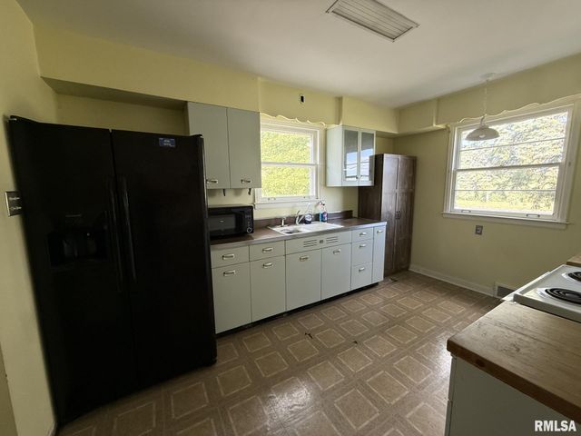 570 S MAIN Street, Roseville, IL 61473