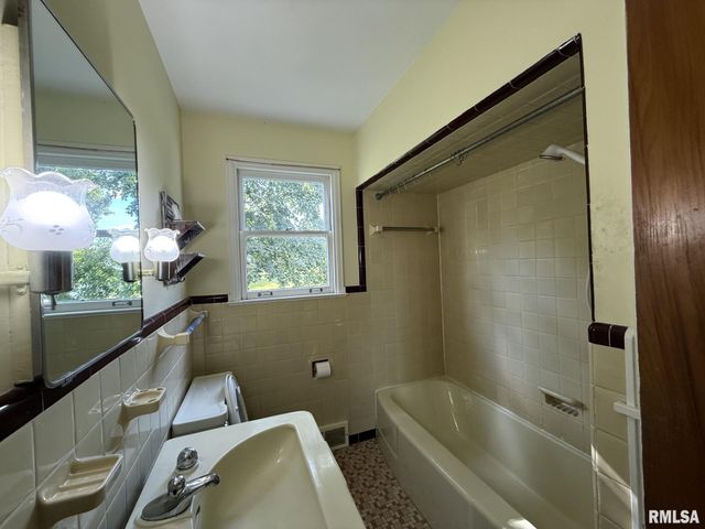 570 S MAIN Street, Roseville, IL 61473