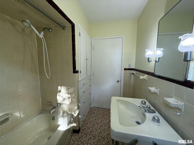 570 S MAIN Street, Roseville, IL 61473