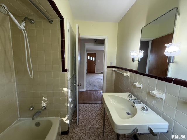 570 S MAIN Street, Roseville, IL 61473