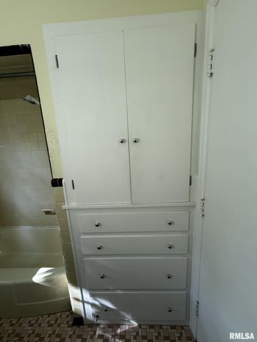 570 S MAIN Street, Roseville, IL 61473