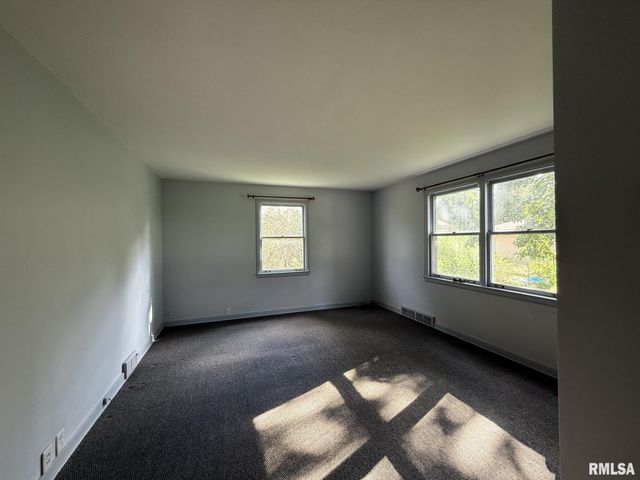 570 S MAIN Street, Roseville, IL 61473