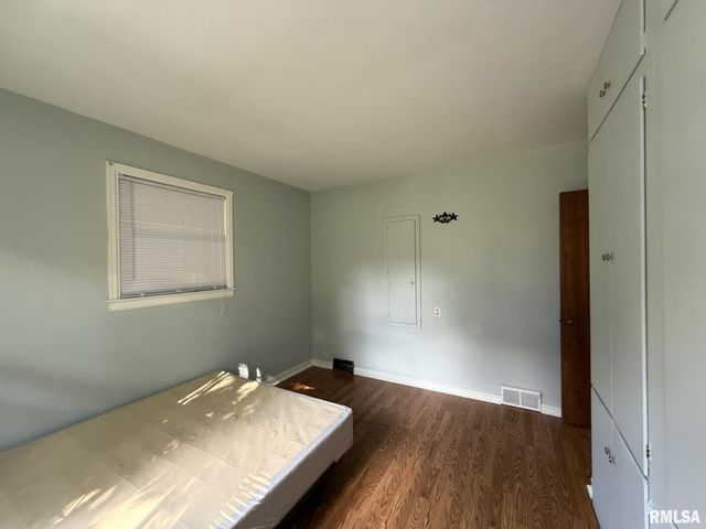 570 S MAIN Street, Roseville, IL 61473