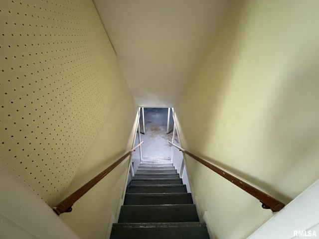 570 S MAIN Street, Roseville, IL 61473