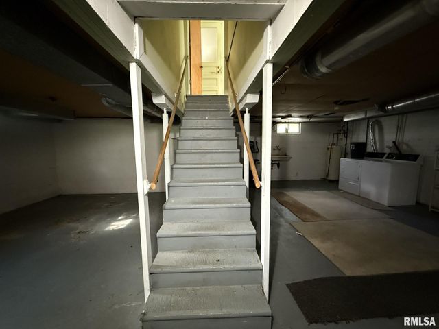 570 S MAIN Street, Roseville, IL 61473