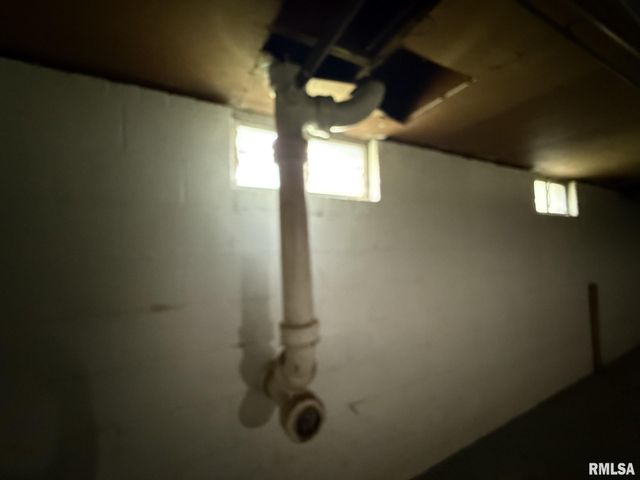 570 S MAIN Street, Roseville, IL 61473