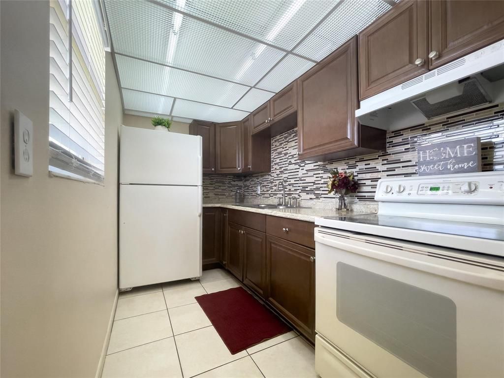 200 BONNIE Boulevard 117, Palm Springs, FL 33461