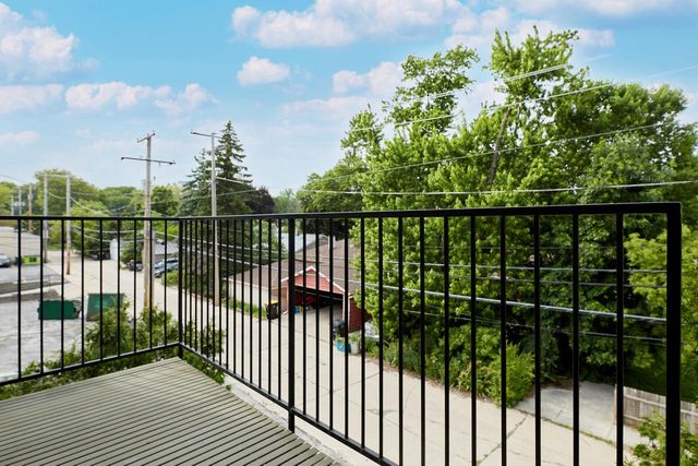 10900 W Bluemound ROAD #215, Wauwatosa, WI 53226