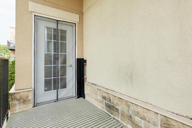 10900 W Bluemound ROAD #215, Wauwatosa, WI 53226