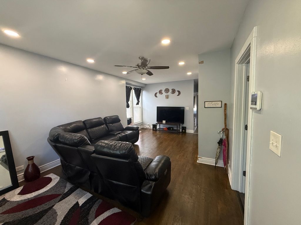 7931 S Muskegon Avenue, Chicago, IL 60617 — photo 2