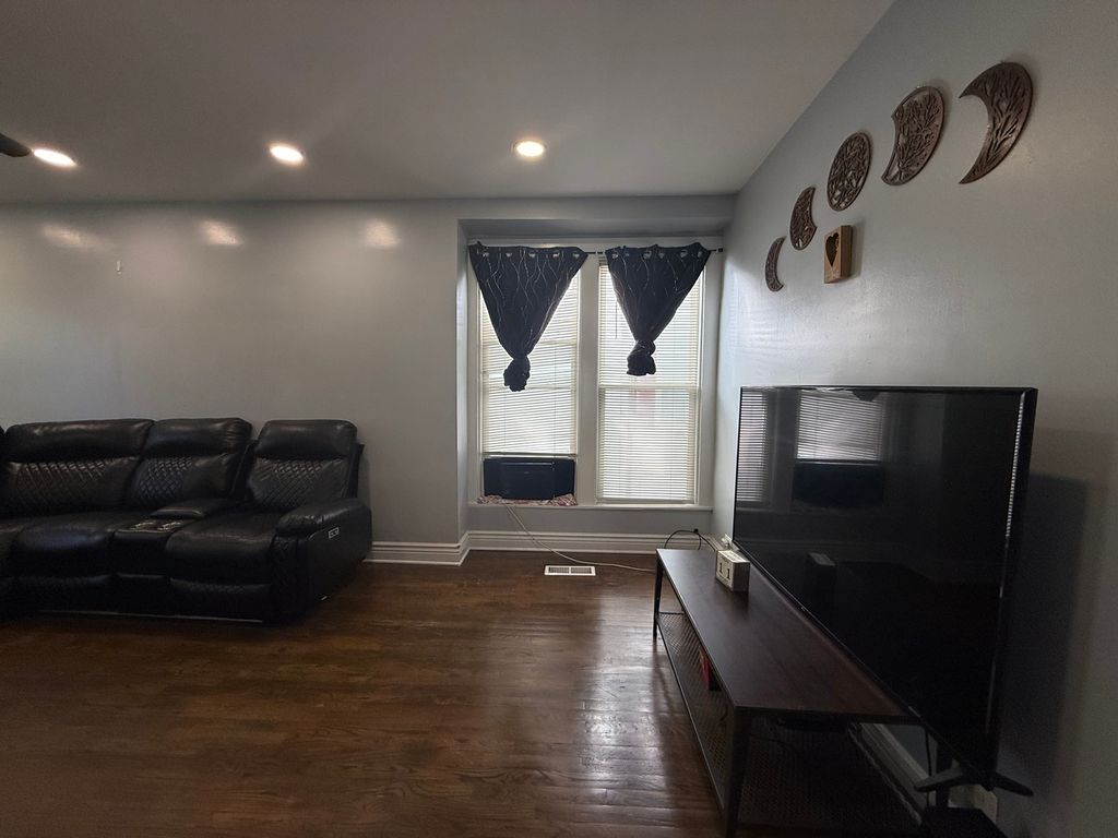 7931 S Muskegon Avenue, Chicago, IL 60617 — photo 4