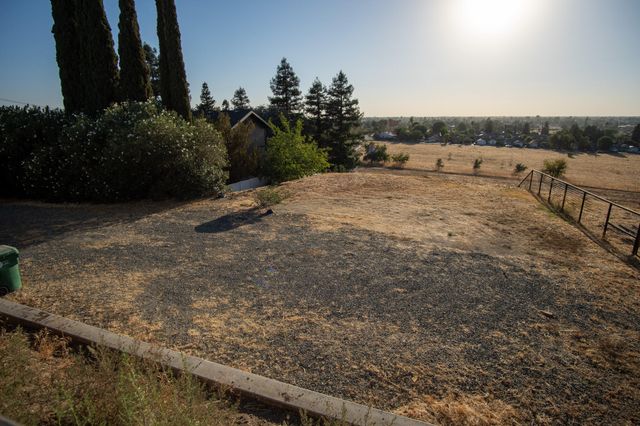 958 E Morton Hill Avenue, Porterville, CA 93257