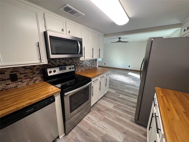 1034 E 3rd Street, Bellville, TX 77418