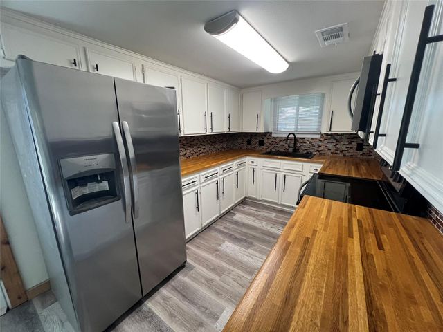 1034 E 3rd Street, Bellville, TX 77418