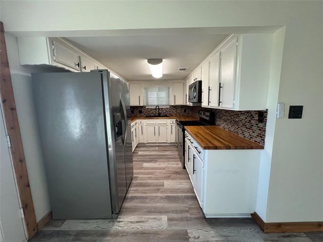 1034 E 3rd Street, Bellville, TX 77418