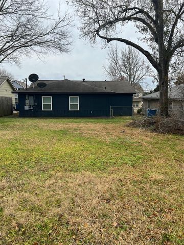1034 E 3rd Street, Bellville, TX 77418