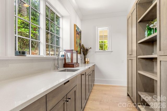 1355 S Kings Drive, Charlotte, NC 28207