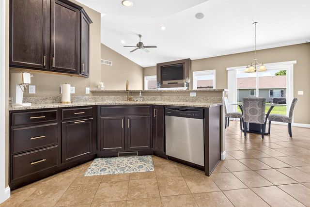 1579 LONE OAK DRIVE, Neenah, WI 54956