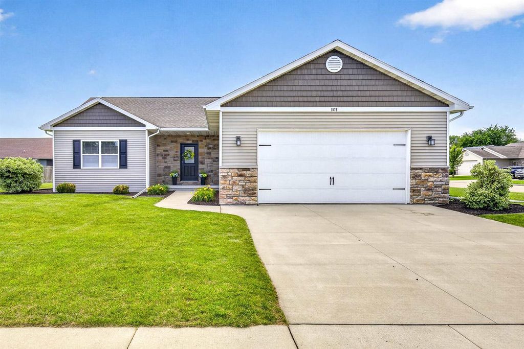 1579 LONE OAK DRIVE, Neenah, WI 54956