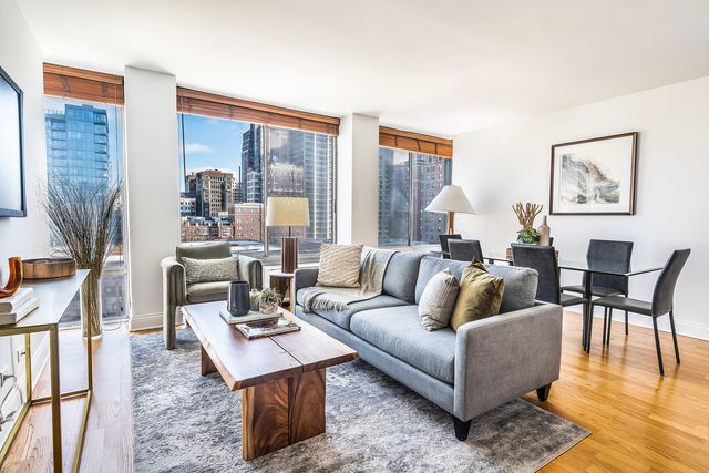 450 W Briar Place 7G, Chicago, IL 60657