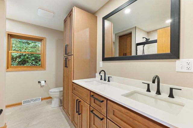 142 Riverside DRIVE, Waterford, WI 53185