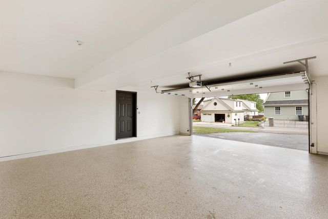 142 Riverside DRIVE, Waterford, WI 53185