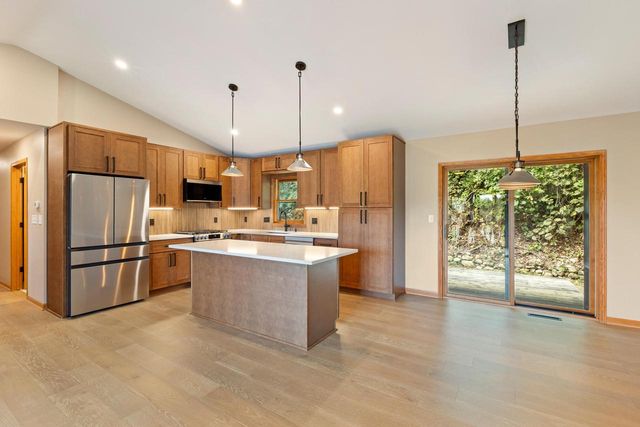 142 Riverside DRIVE, Waterford, WI 53185