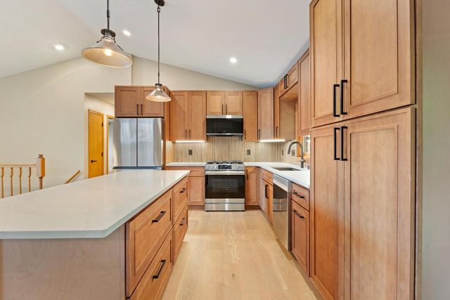 142 Riverside DRIVE, Waterford, WI 53185