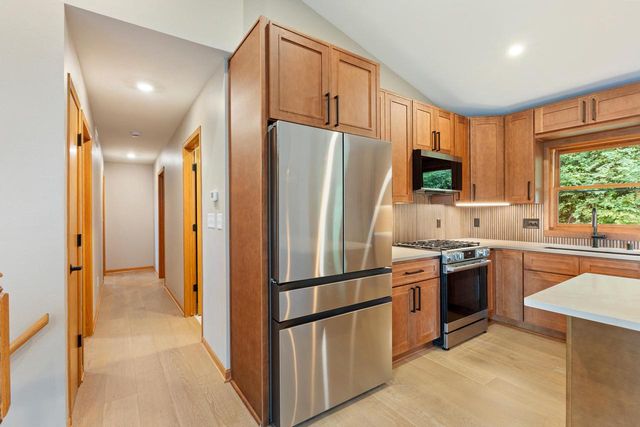 142 Riverside DRIVE, Waterford, WI 53185