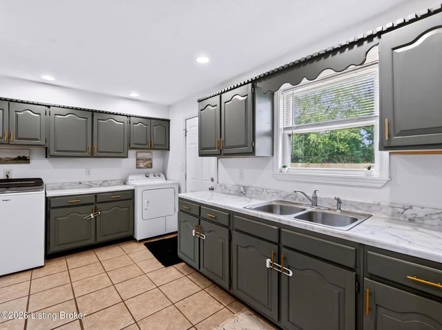 921 Blossom Rd, Louisville, KY 40229