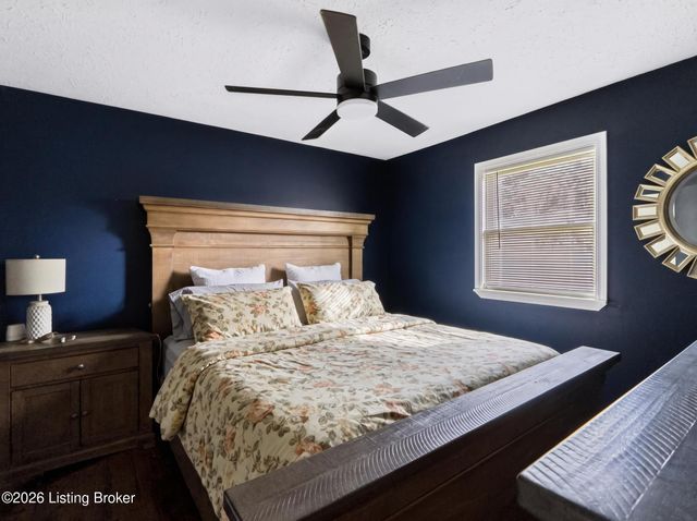 921 Blossom Rd, Louisville, KY 40229