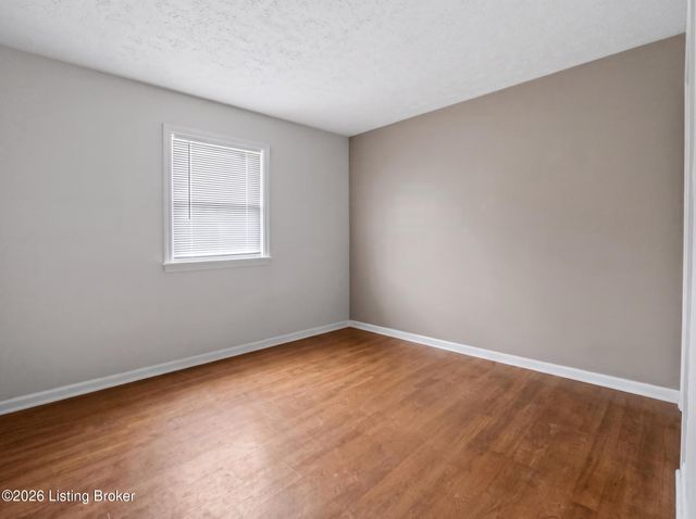 921 Blossom Rd, Louisville, KY 40229