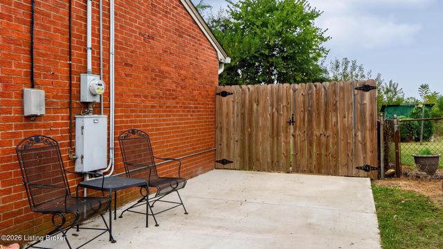 921 Blossom Rd, Louisville, KY 40229