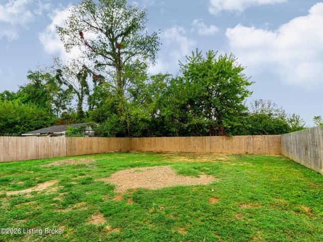 921 Blossom Rd, Louisville, KY 40229