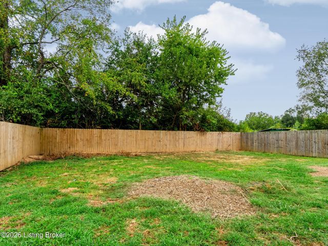 921 Blossom Rd, Louisville, KY 40229