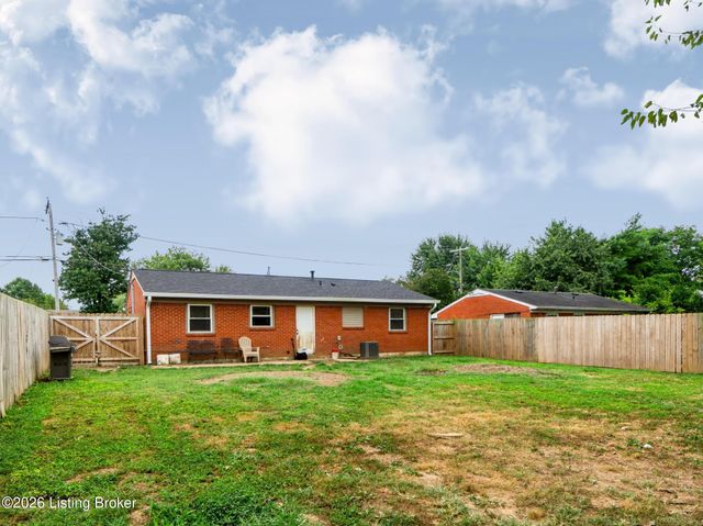 921 Blossom Rd, Louisville, KY 40229