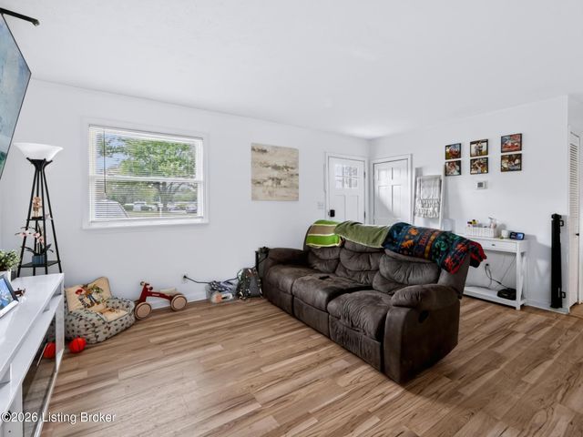 921 Blossom Rd, Louisville, KY 40229