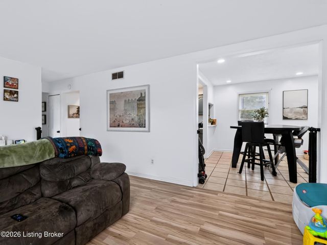 921 Blossom Rd, Louisville, KY 40229
