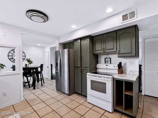 921 Blossom Rd, Louisville, KY 40229