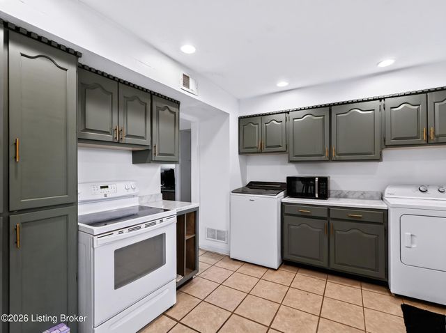 921 Blossom Rd, Louisville, KY 40229