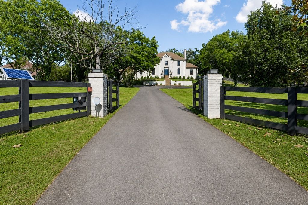 310 Deerwood Ln, Brentwood, TN 37027