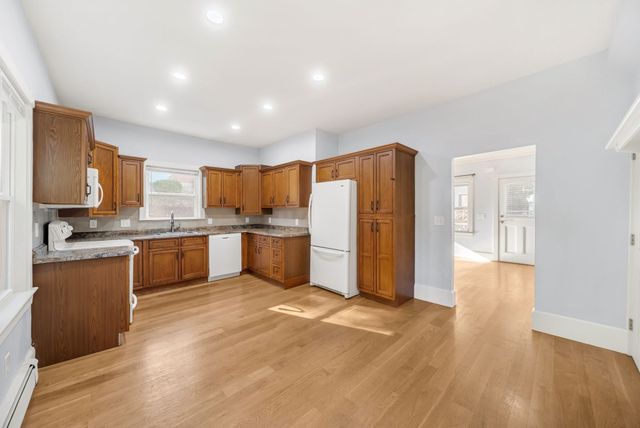 6 Border St 6, Dedham, MA 02026