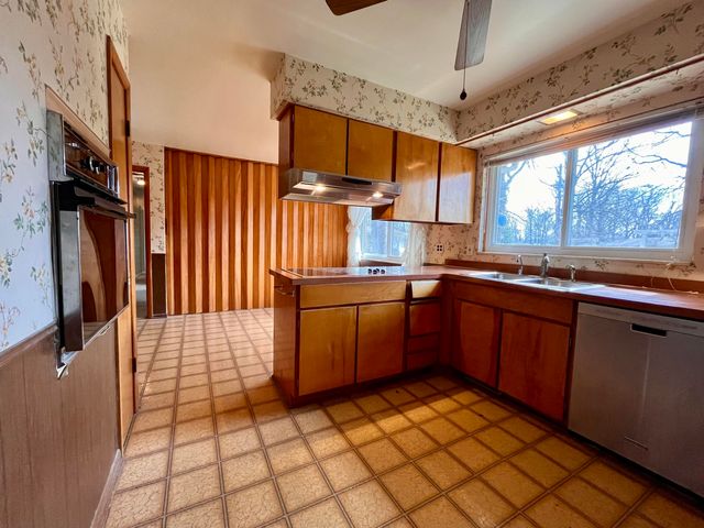 21122 Shurley Drive, Grosse Ile, MI 48138