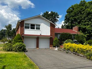 3 Old Field Road, West Hartford, CT 06117