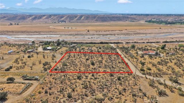 2 Lamprey, Apple Valley, CA 92308